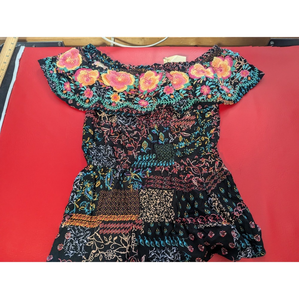 Savannah Jane womens S off the shoulder embroidered accent floral flower‎ shirt